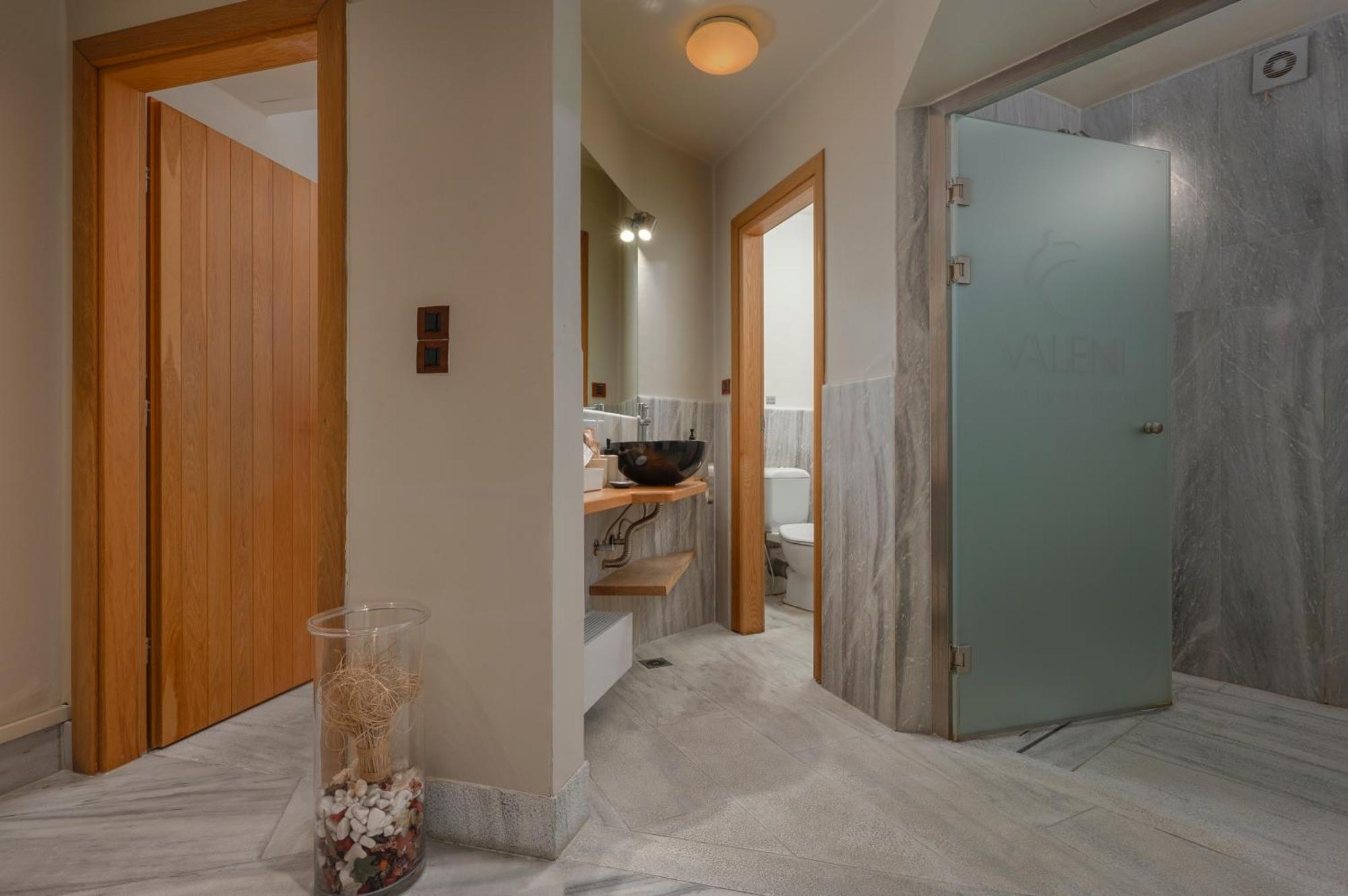 Valeni Grand Suite Indoor Jacuzzi Panoramic View,1769519571:JPEG